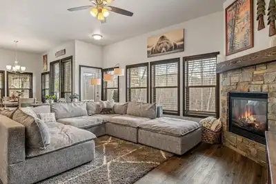 Cozy Getaway at The Lazy Bear Lodge: 3br/2ba in Dover, Id!
