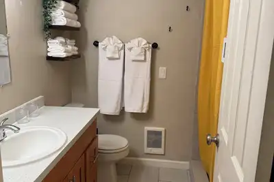 Image de Date Night - Lake Union View - Pet Friendly Apartment