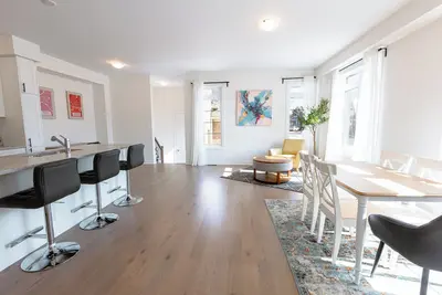 Image de Beautiful Corner Unit Town in Whitby W/Parking - Bright Spacious Open Layout