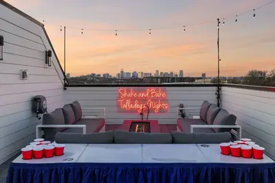 Image de American Talladega Nights - Downtown with Hot Tub