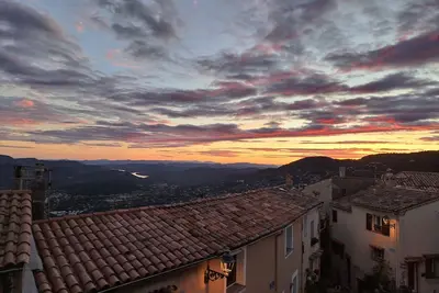 Image de Pépite! Maison de village moderne, jardin jacuzzi-Vue dominante exceptionnelle