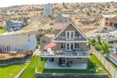 Image de Sun Cove - Lake Entiat Getaway - 3 bedroom + loft with lake views! \n