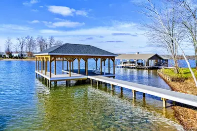 Image de New 6br Lakefront Lake Anna Cove, Dock, Deck, Fun!