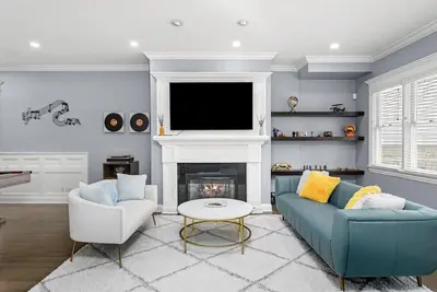 Image de Entire house w/ free parking, close to Wrigley!