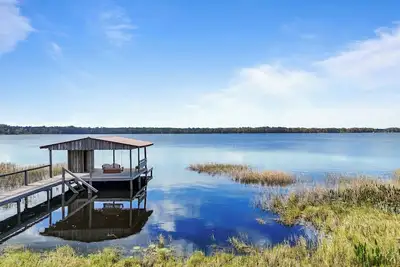 Image de Spacious 7-bedroom, 7-bathroom lake front house in brilliant Hampton, sleeps 17!