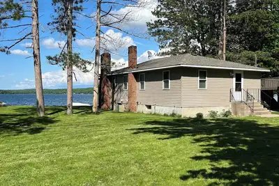 Image de Cozy 3-bedroom cabin with Ac and WiFi in brilliant Melrose on Big Birch Lake.