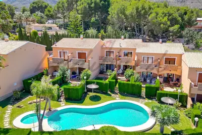 Image de Maison avec terrasse de deux chambres avec superbe piscine commune et jardins