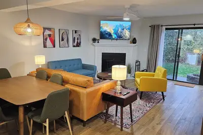 Image de N. Columbus Townhome with 3bd, 2. 5ba, Centrally Located!