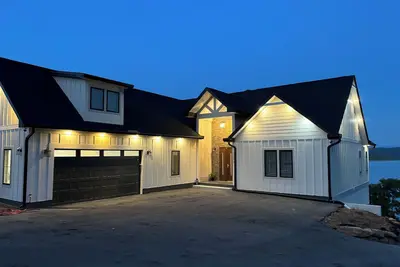 Image de Exclusive Lakefront Retreat - \nSpacious 5 bdr house in Dandridge on Douglas Lake
