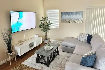 Image de Spacious 5-bedroom townhome in charming Placentia with Ac, WiFi