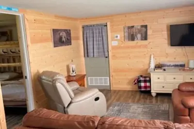 Image de Cozy 2-bedroom cabin near endless trails. Family and pet friendly. Fire pit & Ac