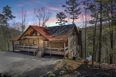 Image de Bearfoot on the River\nNew spacious cabin w/Hot Tub, Movie Room and family resort