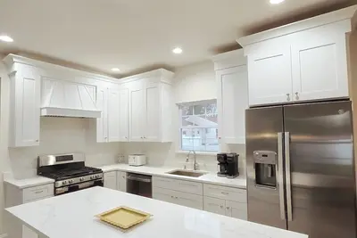 Image de Brand New Spacious Home with Parking for Families