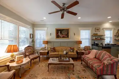 Image de Cozy French Themed Stay in the Heart of Wilmington!