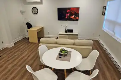 Image de Zino Suites ● Newly Renovated ● Washer  & Dryer ● Wi-Fi & Off Street Parking ●