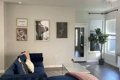 Image de North Austin Retreat with Home Office\n\n