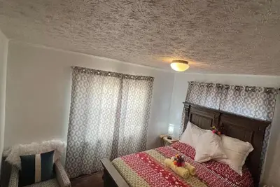 Image de Large and neatly arranged house with a large parking lot.