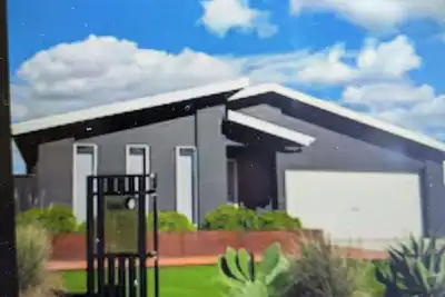 Image de On the Park-Modern 4 Bedroom 3 living Area Home 100m to Parks a& Shopping Centre