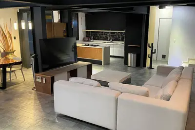 Image de Giant house with private pool, and spacious rooms with private bathrooms.