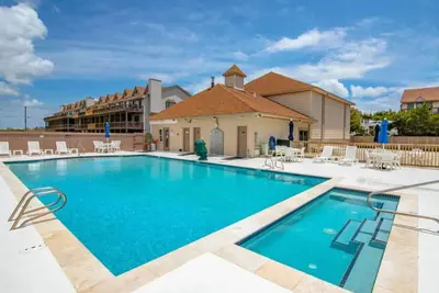 Image de Beach Townhome w/ Bonus Suite | Steps to Beach | Pool & Bikes