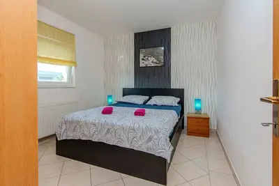 Image de Appartement d'une chambre avec le balcon et la vue sur le mer Vir (A-23562-a)