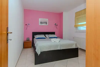 Image de Appartement d'une chambre avec le balcon et la vue sur le mer Vir (A-23562-c)
