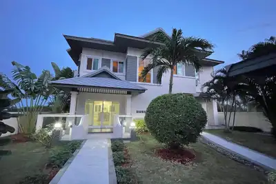 Image de Spacious 5-bedroom beachfront in charming Kui Buri with Ac, WiFi, pool. 3 villas