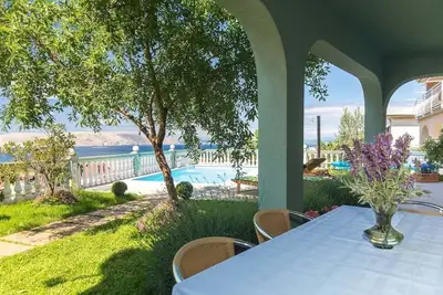 Image de Appartement de deux chambres avec la terrasse et la vue sur le mer Senj (A-23592-f)