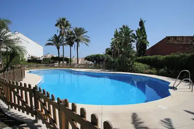 Image de Lovely 3 bedroom townhouse by the beach near Estepona w shared pool and garden