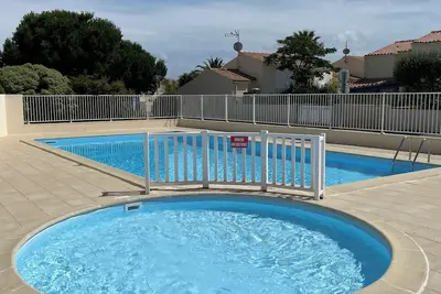 Image de maison 200 m de la plage avec piscine partagée