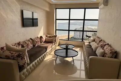 Image de appartement de luxe avec une magnifique vue sur mer.