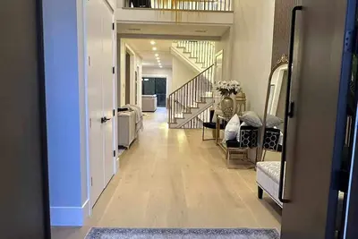 Image de Brand New Stylishly Decorated Luxury Mansion with 7 Rooms in Fraser Heights