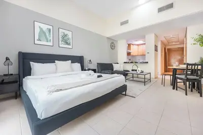 Warm Studio With Access to Tropical-Style Swimming Pool in Discovery Garden