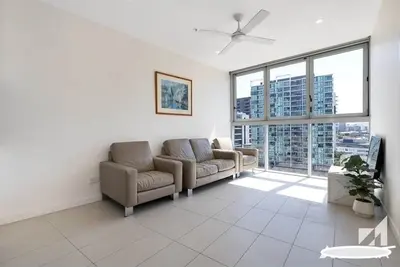 Image de Modern top floor, entire unit with parking, pool & gym