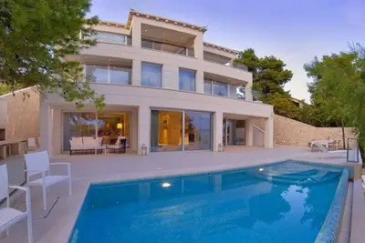 Image de Modern Villa With Prestige Location At Beach