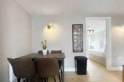 Image de Three bedroom flat in Gloucester road north with parking