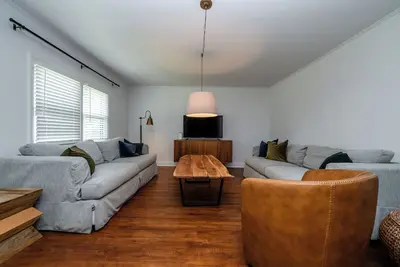 Image de Three Oaks Home With Three Night Summer Min!