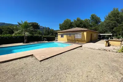 Image de Villa provençale à Toulon avec piscine, boulodrome, au calme et dans la verdure