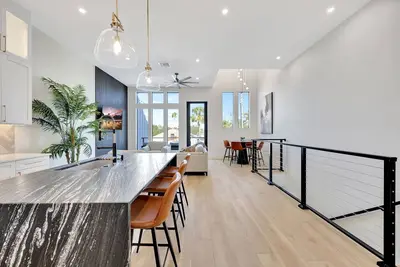 Image de Luxury Balcony/Yard/Grill- Downtown, New Townhome!