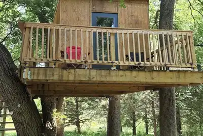 Image de Treehouse on the Creek in Sherman Tx. W/ Heat & A/C. A Country getaway! !