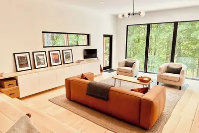 Stockbridge Snug- cabin luxury just steps to lake!
