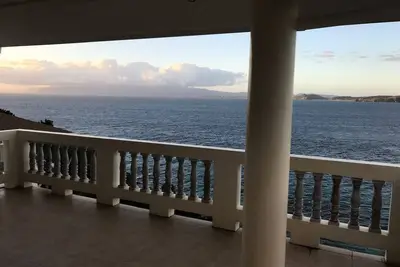 Image de April Villa - Luxury 2 Bed, 2 Bath Apartment with Panoramic Ocean Views