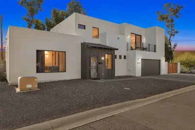 Image de 8 Minutes to Downtown Phoenix Home!