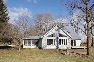 Image de Charming 3-bedroom house with private dock lot on beautiful Wawasee Lake.