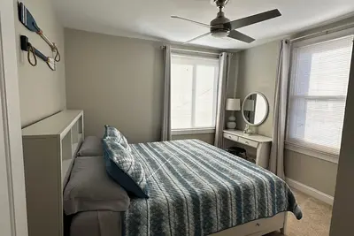 Image de Charming 2-bedroom cottage w/ Private yard 3 block From the Beach!