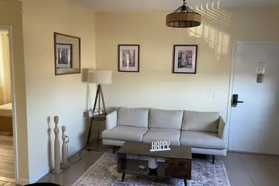 Image de 2 Bedroom Private Smart Unit with Patio & Private Parking Option!