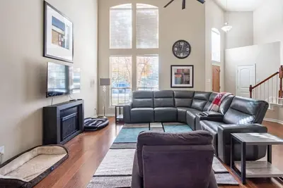 Image de Bright & Spacious 3 Bedroom Townhome, Minutes from Dfw Airport