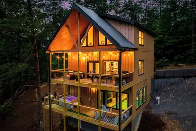 Image de The Ritz-Cabinton Chic + Modern