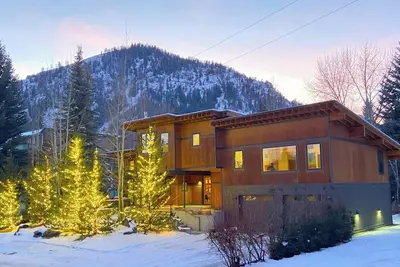 Image de Beautiful Mountain Modern home in perfect location!
