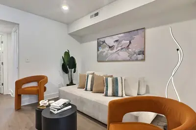 Image de Bright & Beautiful Retreat in Heart of Downtown